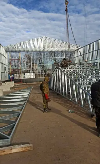 Здание в городской застройке: стены и фермы ЛСТК - миниатюра 3